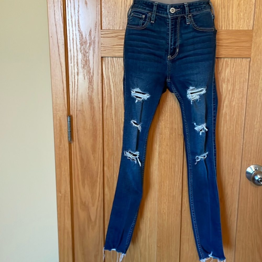 Women’s dark blue jeans from Hollister. Great condition.
